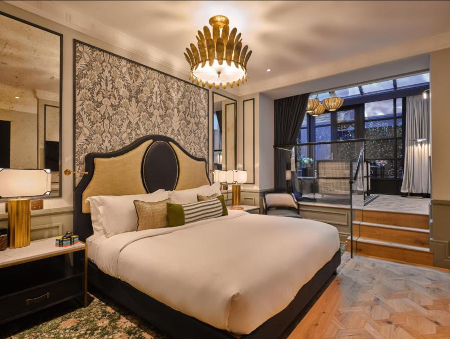 The Mayfair Townhouse - An Iconic Luxury Hotel 伦敦 外观 照片 A bedroom at the hotel